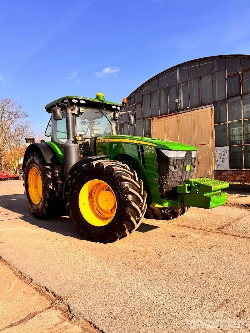 John Deere 8320 R Traktory