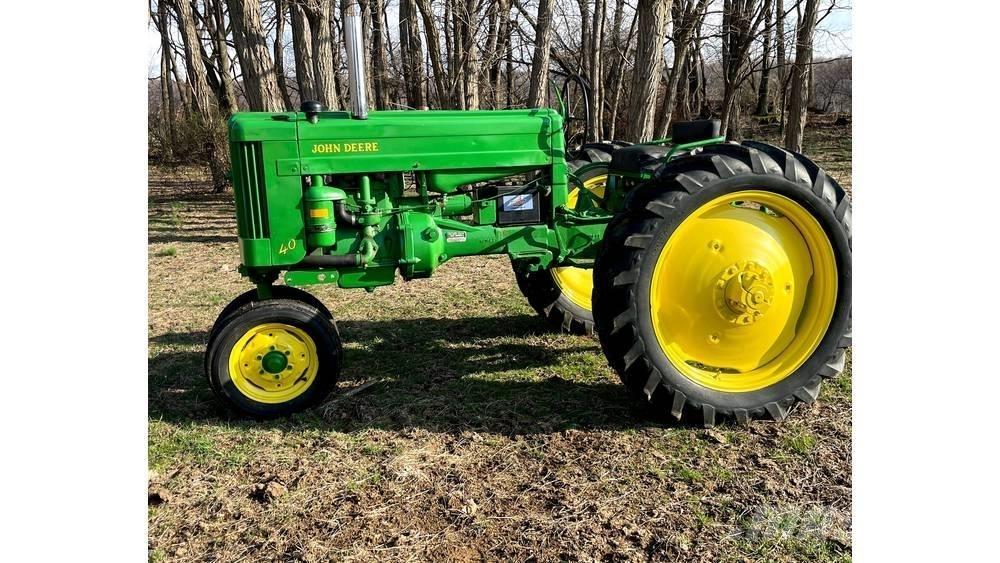 John Deere 40T Traktory
