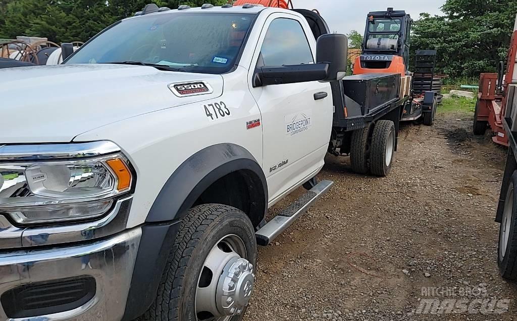 RAM 5500 Plošinové nákladné automobily/nákladné automobily so sklápacími bočnicami