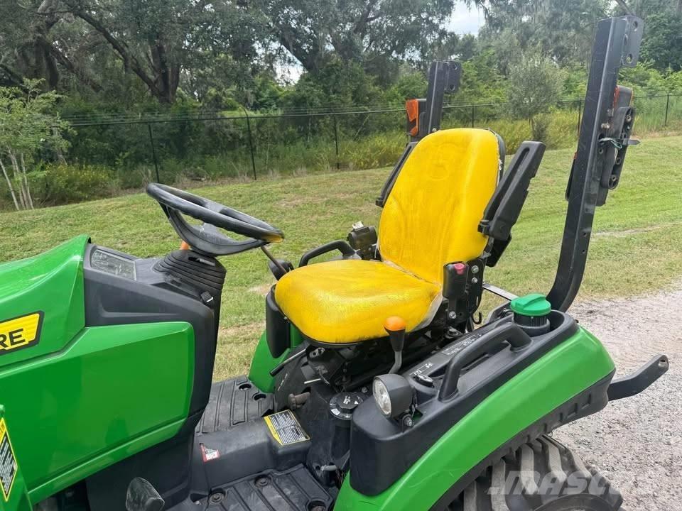 John Deere 1025 R Traktory