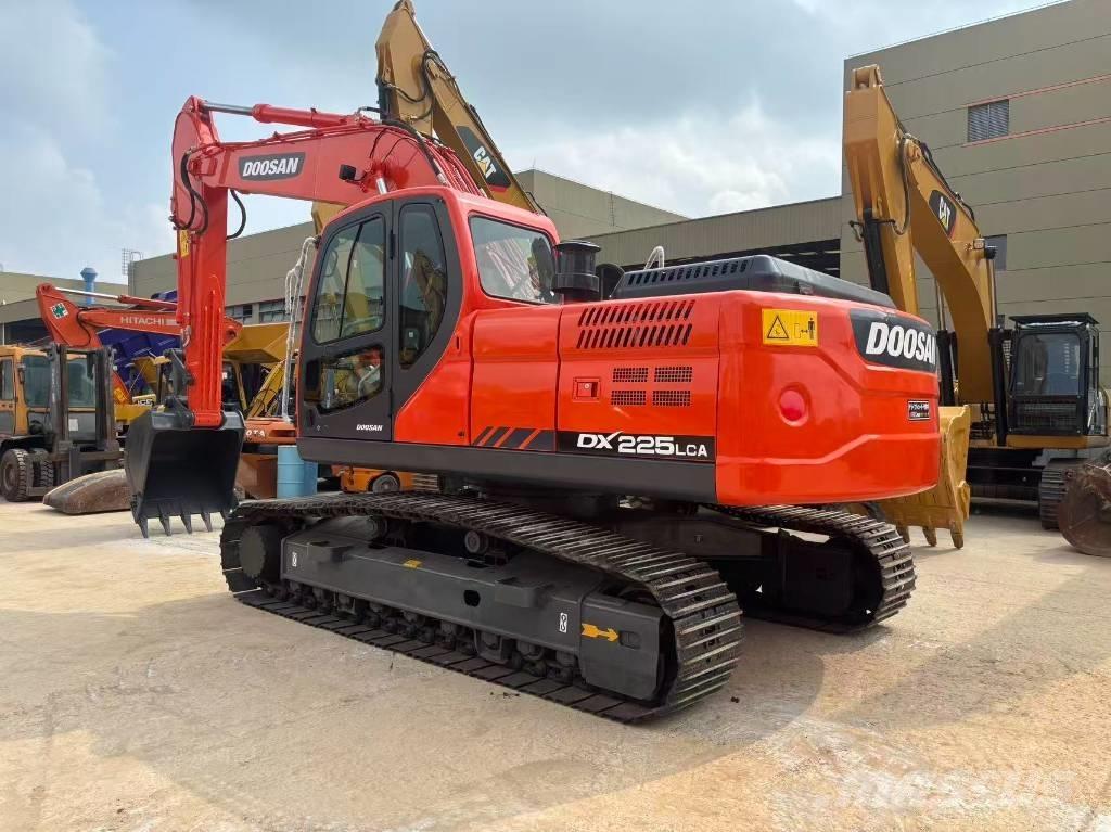 Doosan DX 225 Pásové rýpadlá