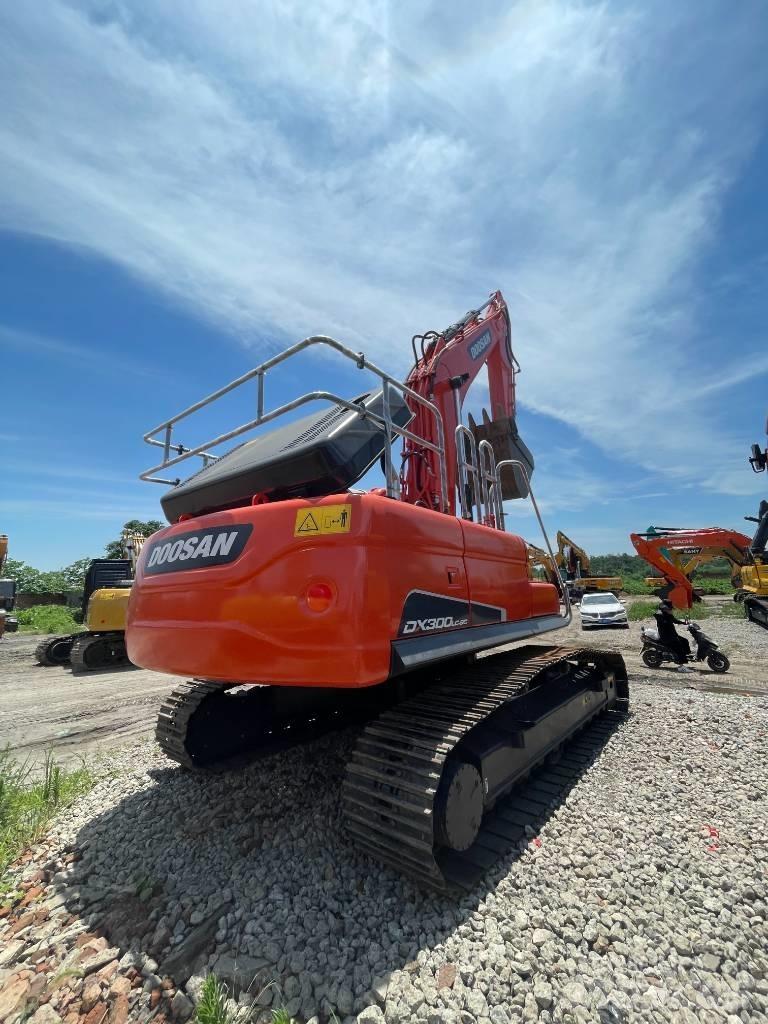 Doosan DX 300 Pásové rýpadlá