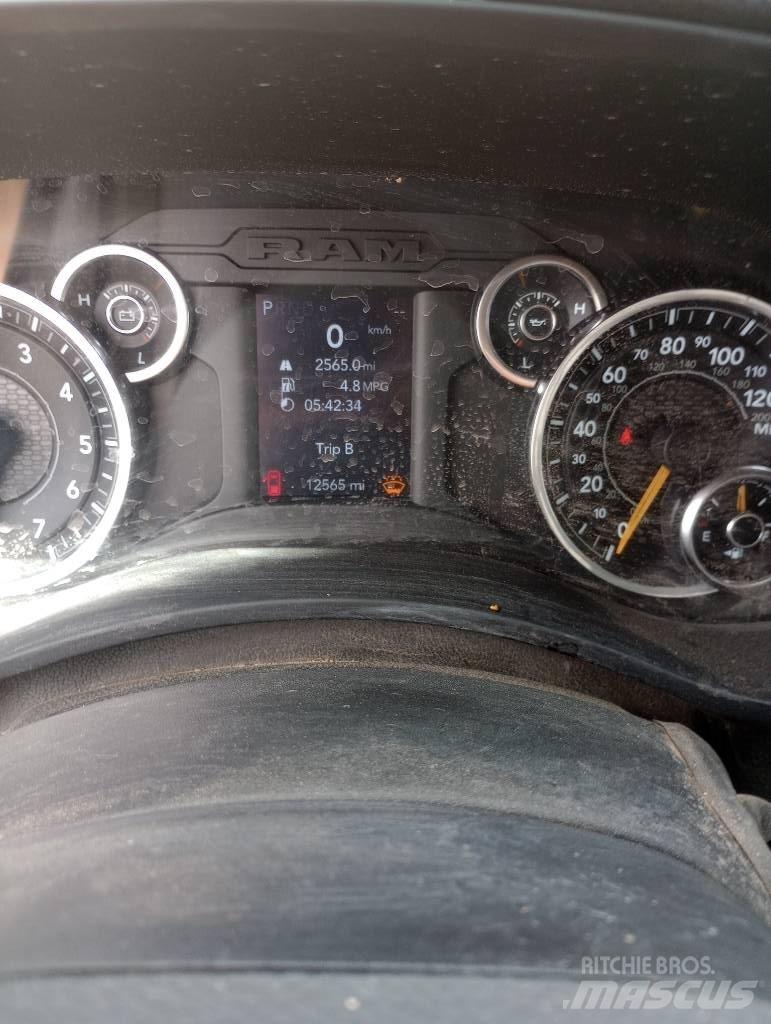 RAM 5500 Plošinové nákladné automobily/nákladné automobily so sklápacími bočnicami