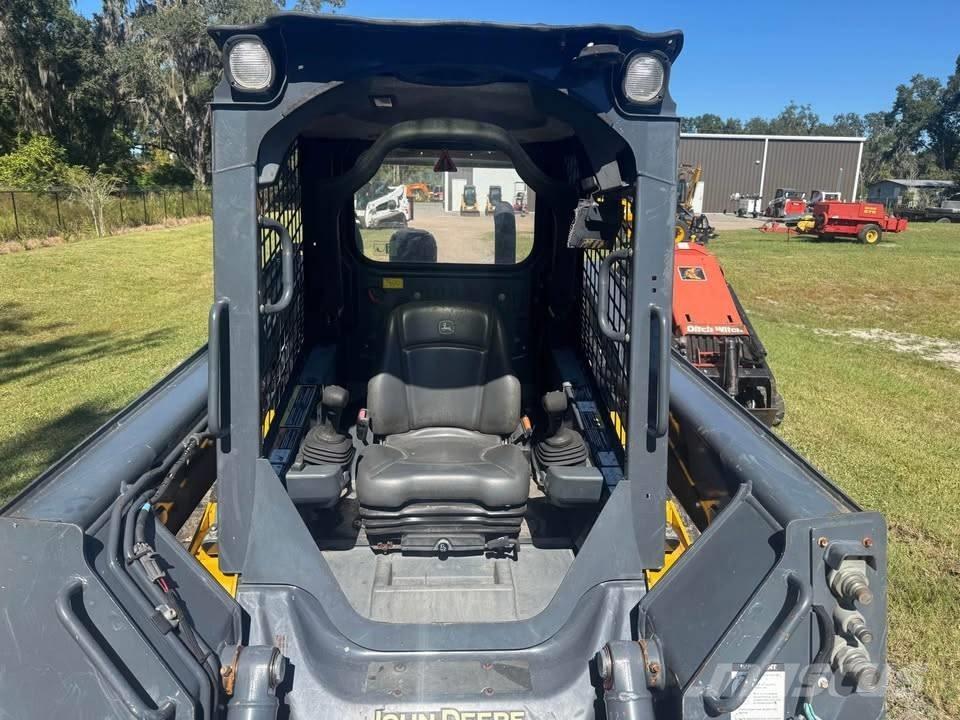 John Deere 325 Šmykom riadené nakladače