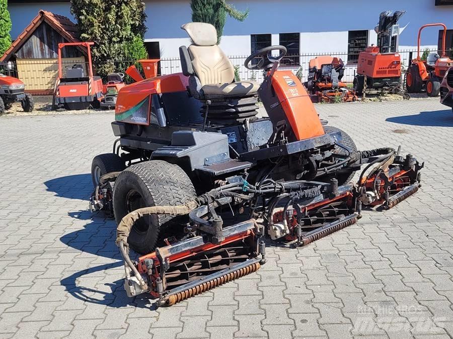 Jacobsen 305 Kosačky namontované a ťahané