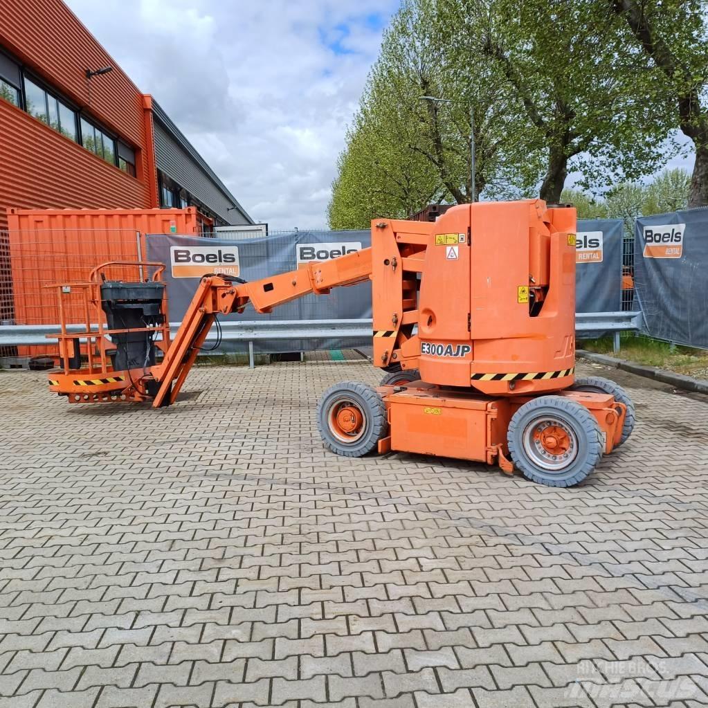 JLG E300AJP Kĺbové plošiny