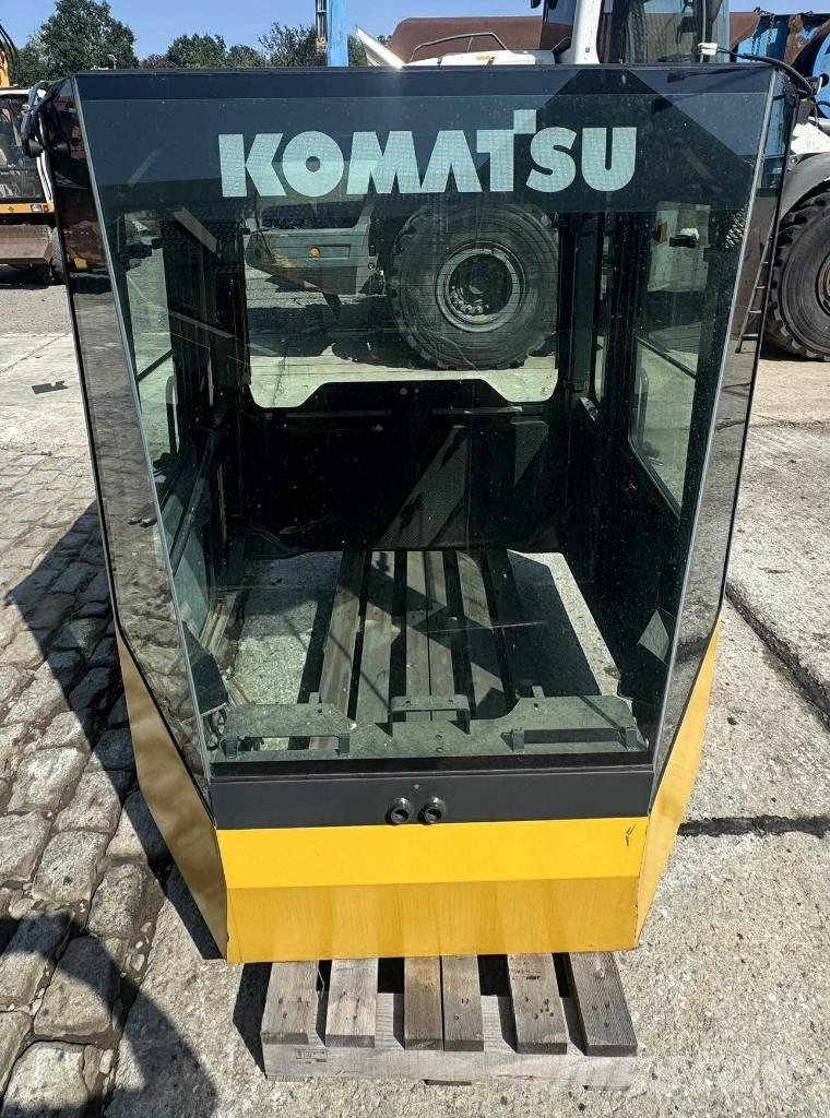 Komatsu WA 470-5 Kabíny a interiér