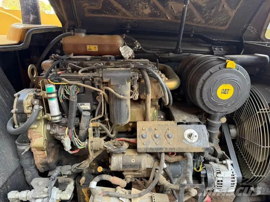 CAT TH 330 B Teleskopické manipulátory