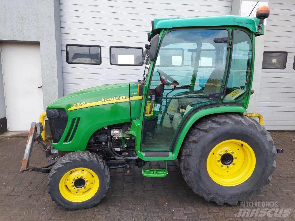 John Deere 3320 Kompaktné traktory