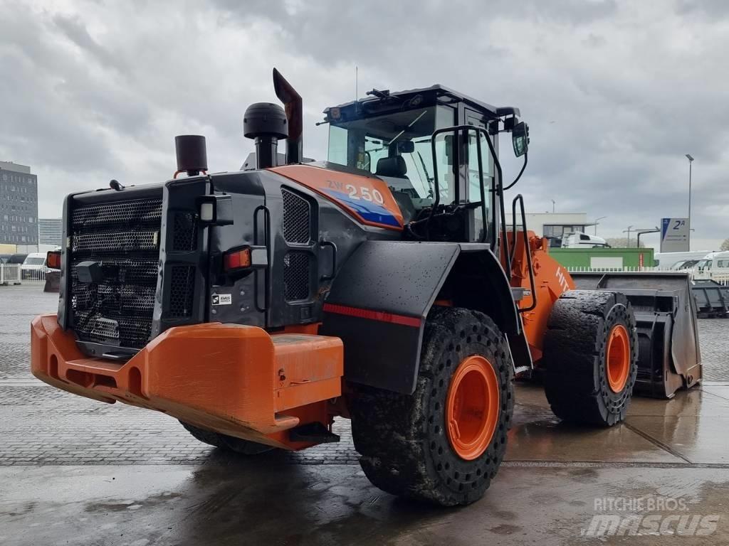 Hitachi ZW 250 Kolesové nakladače