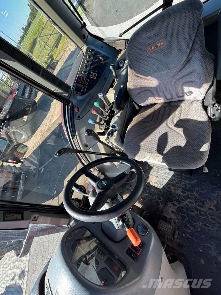 Valtra T 193 Traktory