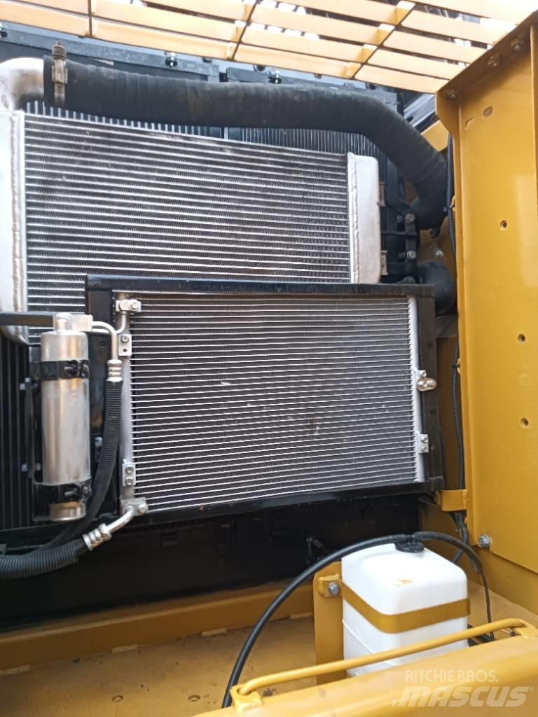 CAT 320D2 Midi rýpadlá 7 t - 12 t