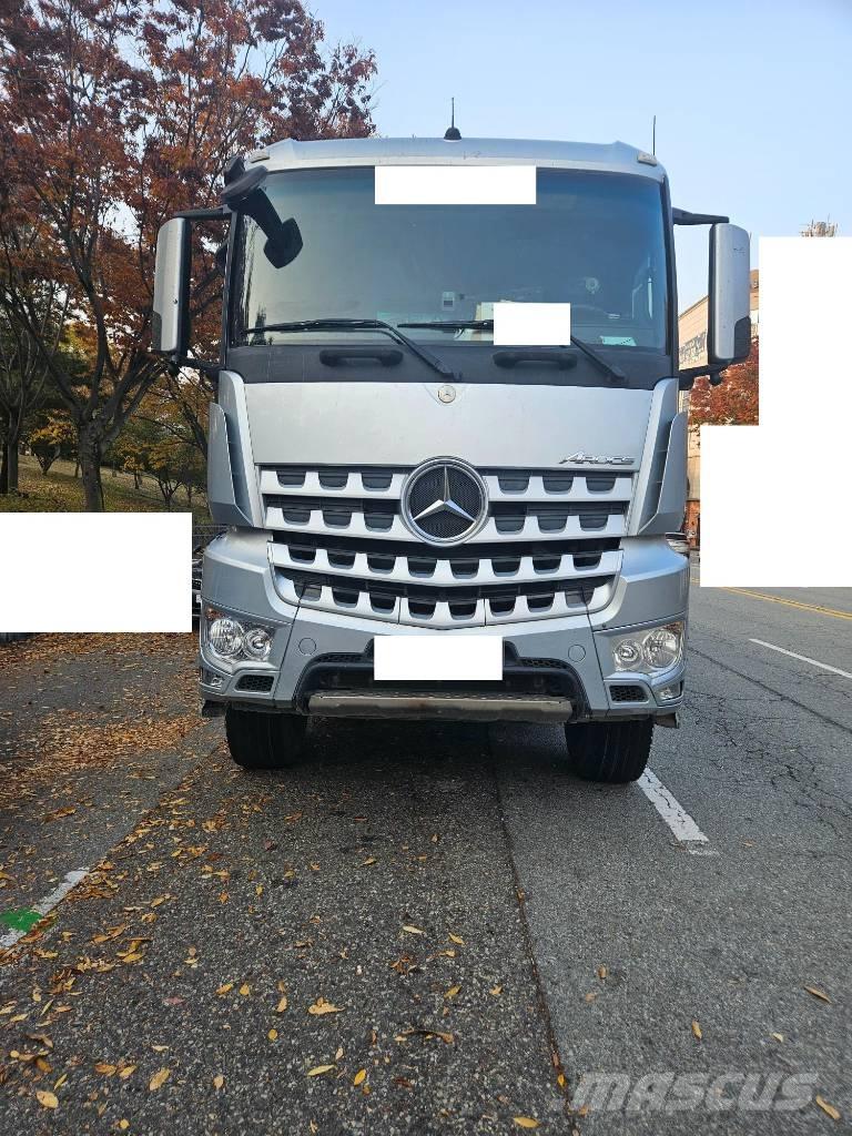Mercedes-Benz 3951K Stavebné sklápače
