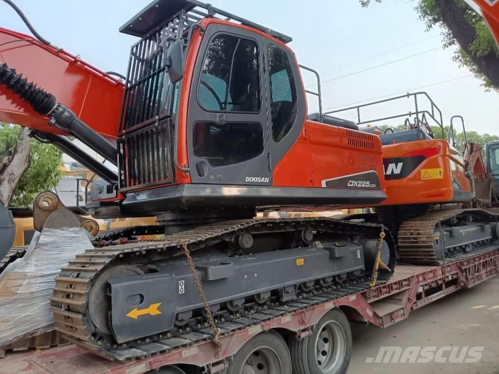 Doosan DX 225 Pásové rýpadlá