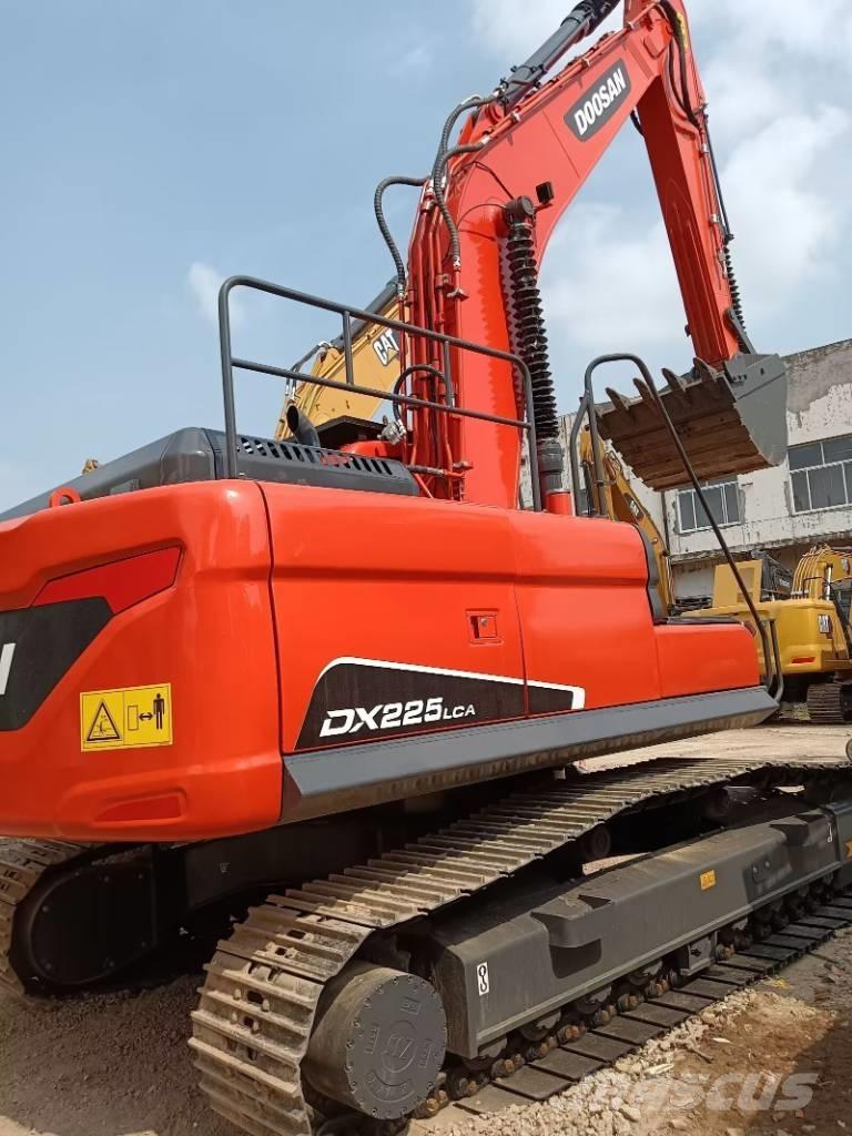 Doosan DX 225 Pásové rýpadlá