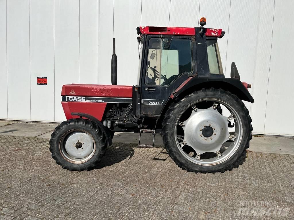 Case IH 745XL Traktory
