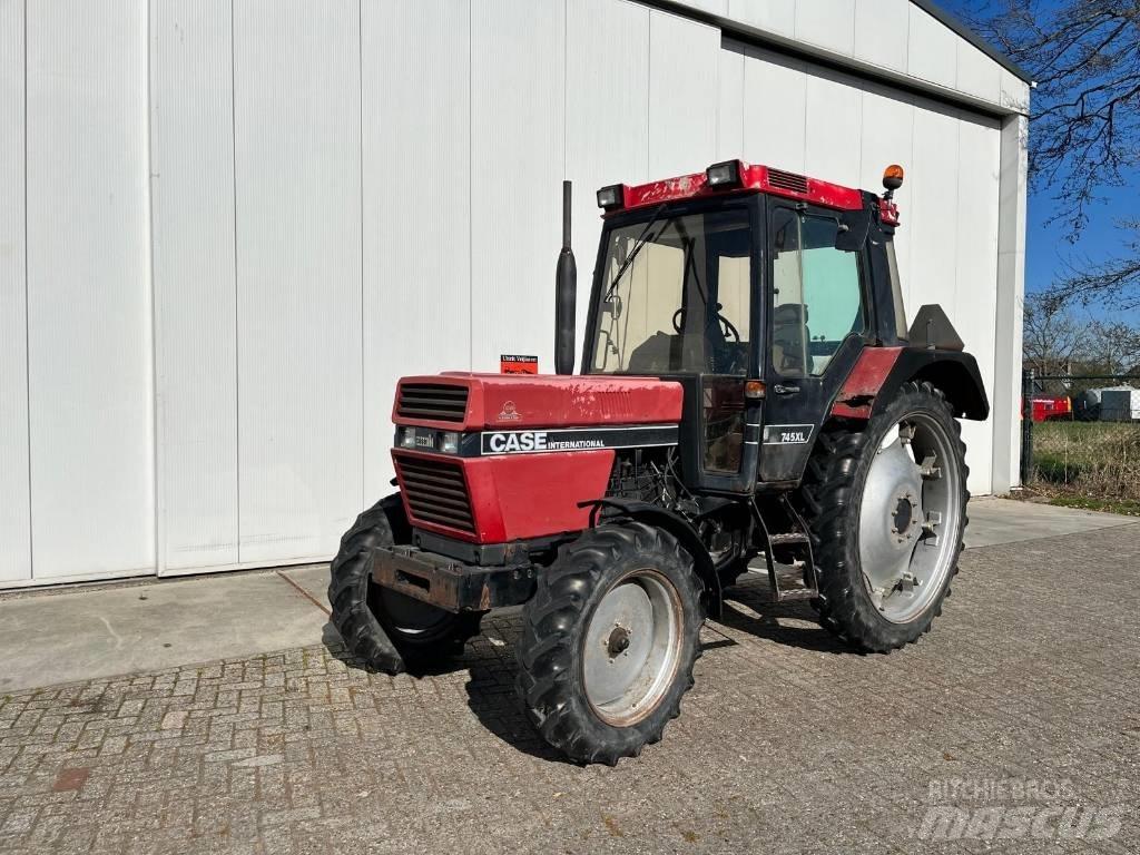 Case IH 745XL Traktory