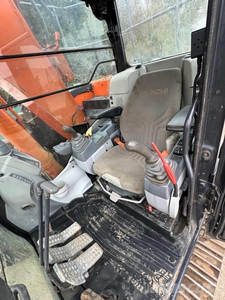 Hitachi ZX 135 US-5B Pásové rýpadlá