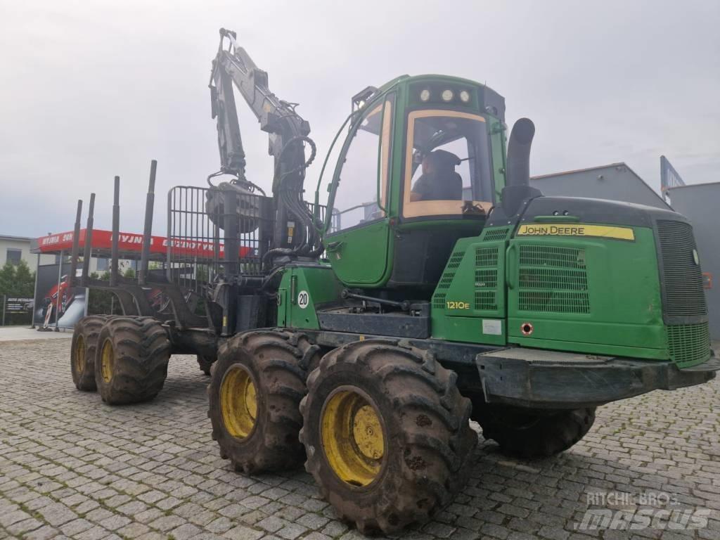 John Deere 1210 E Lesné traktory