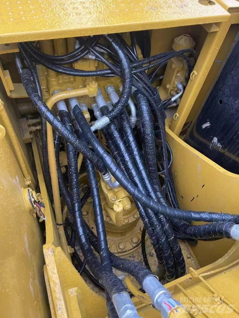 CAT 320 D2 Pásové rýpadlá