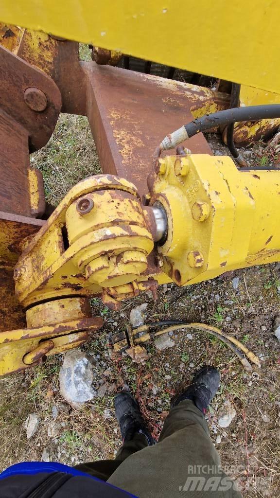 Komatsu D85 Podvozky a zavesenie kolies
