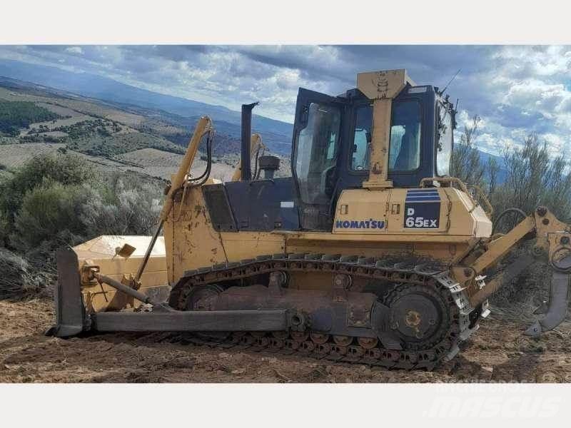 Komatsu D65EX-15 Pásové dozéry