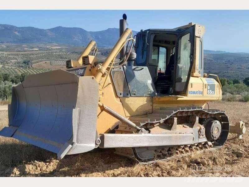 Komatsu D65EX-15 Pásové dozéry