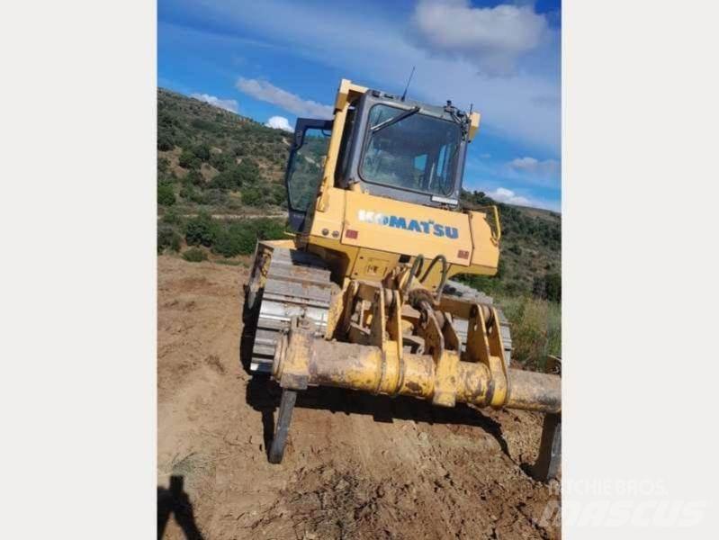 Komatsu D65EX-15 Pásové dozéry