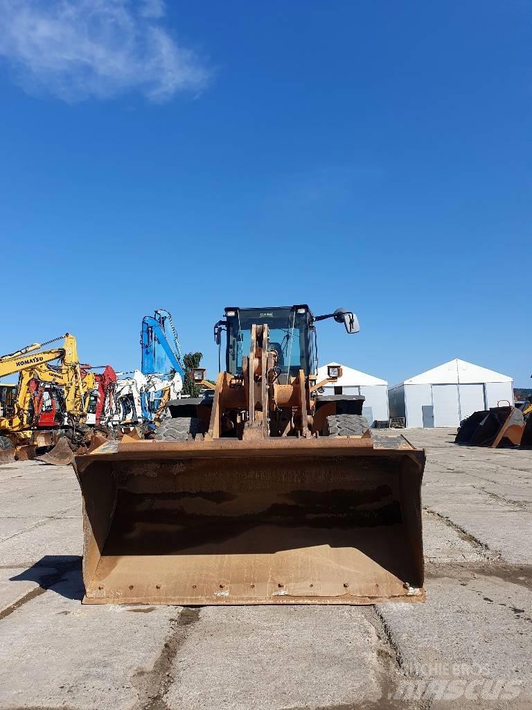 CASE 821 E Kolesové nakladače
