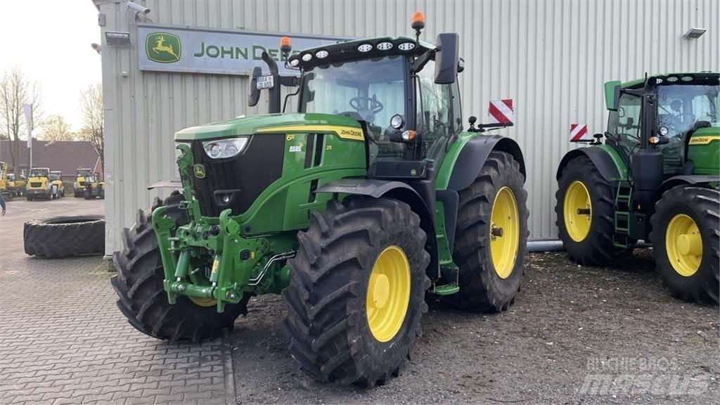 John Deere 6R215 Traktory