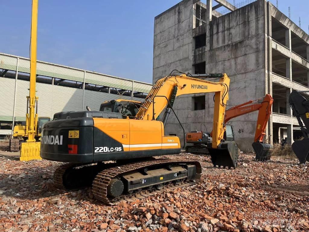 Hyundai R220 Pásové rýpadlá