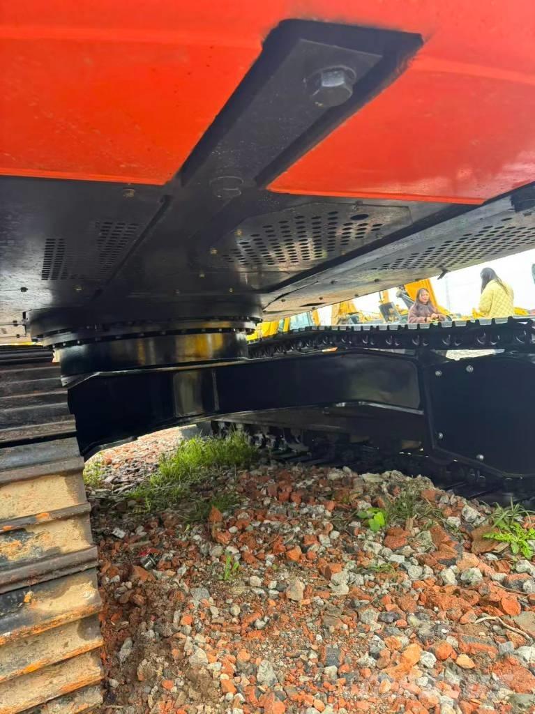 Hitachi ZX 200 Pásové rýpadlá