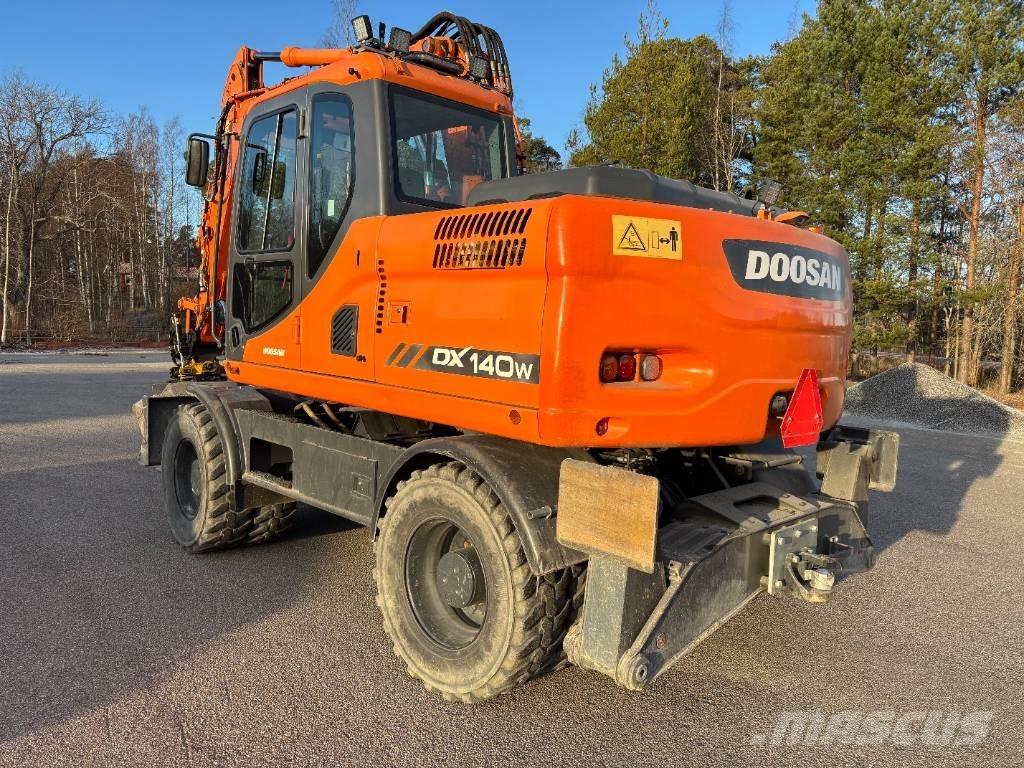 Doosan DX 140 W + vagn Kolesové rýpadlá