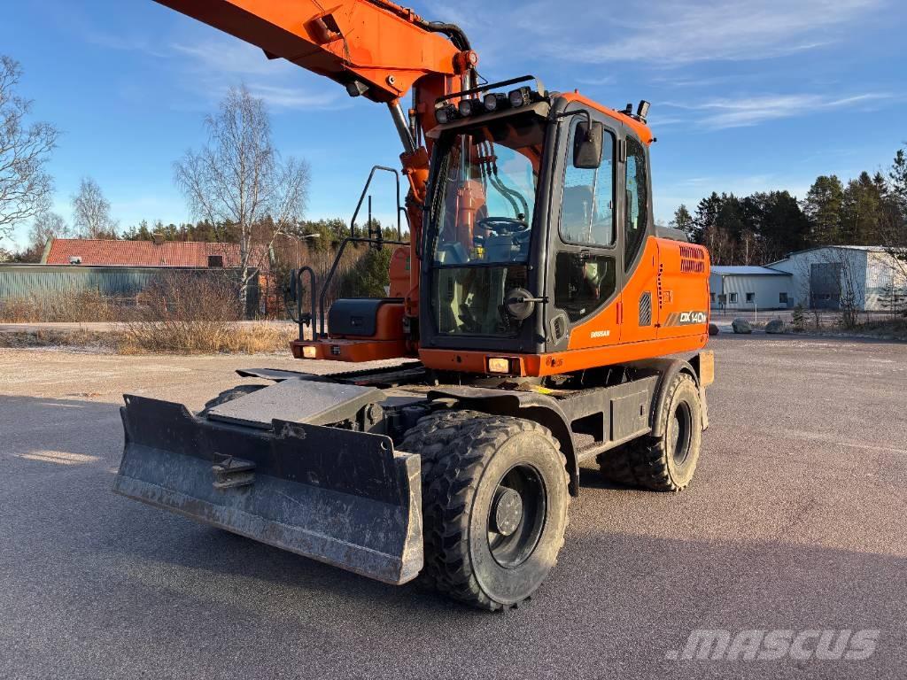 Doosan DX 140 W + vagn Kolesové rýpadlá