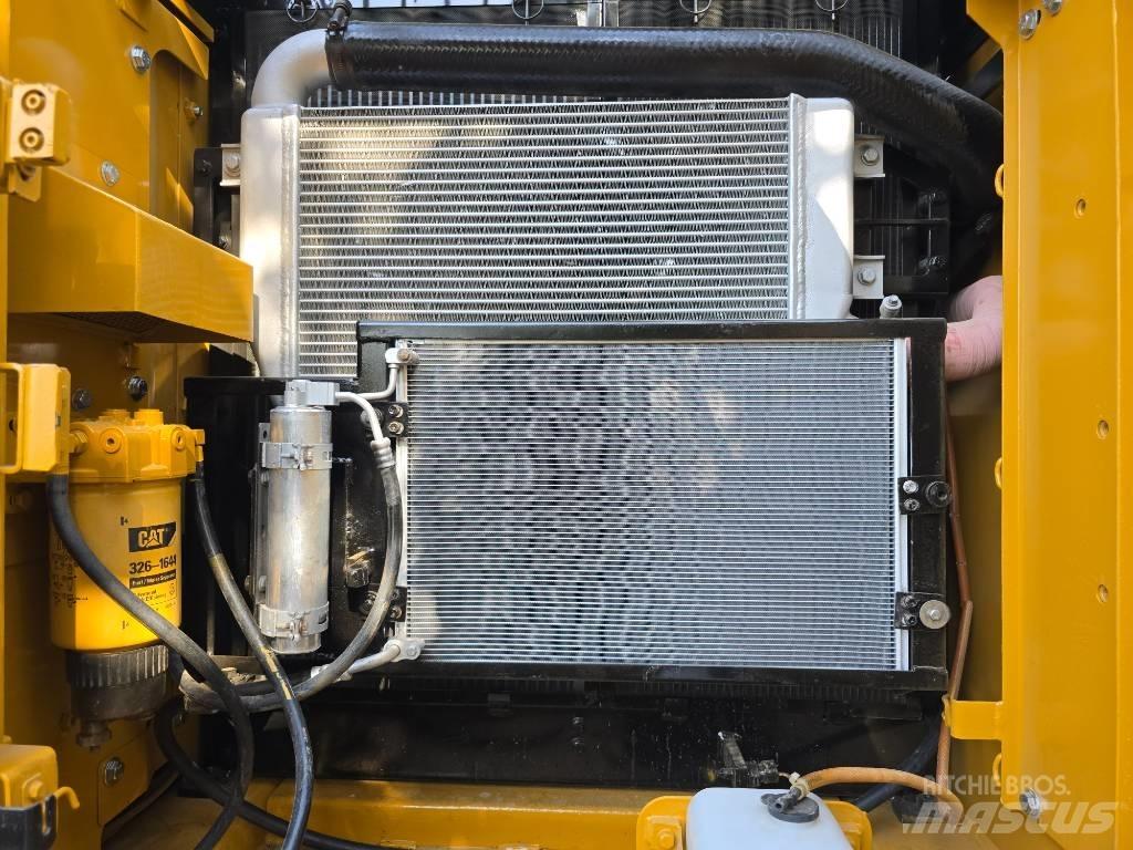 CAT 320D2 Pásové rýpadlá