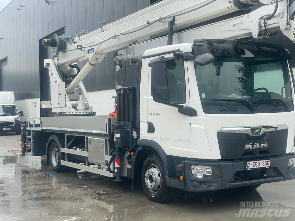 Böcker AK 36/4000 Univerzálne terénne žeriavy