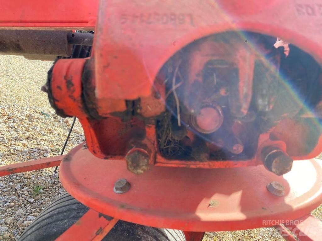 Kuhn GF8702 Obracače a zhrabovače sena