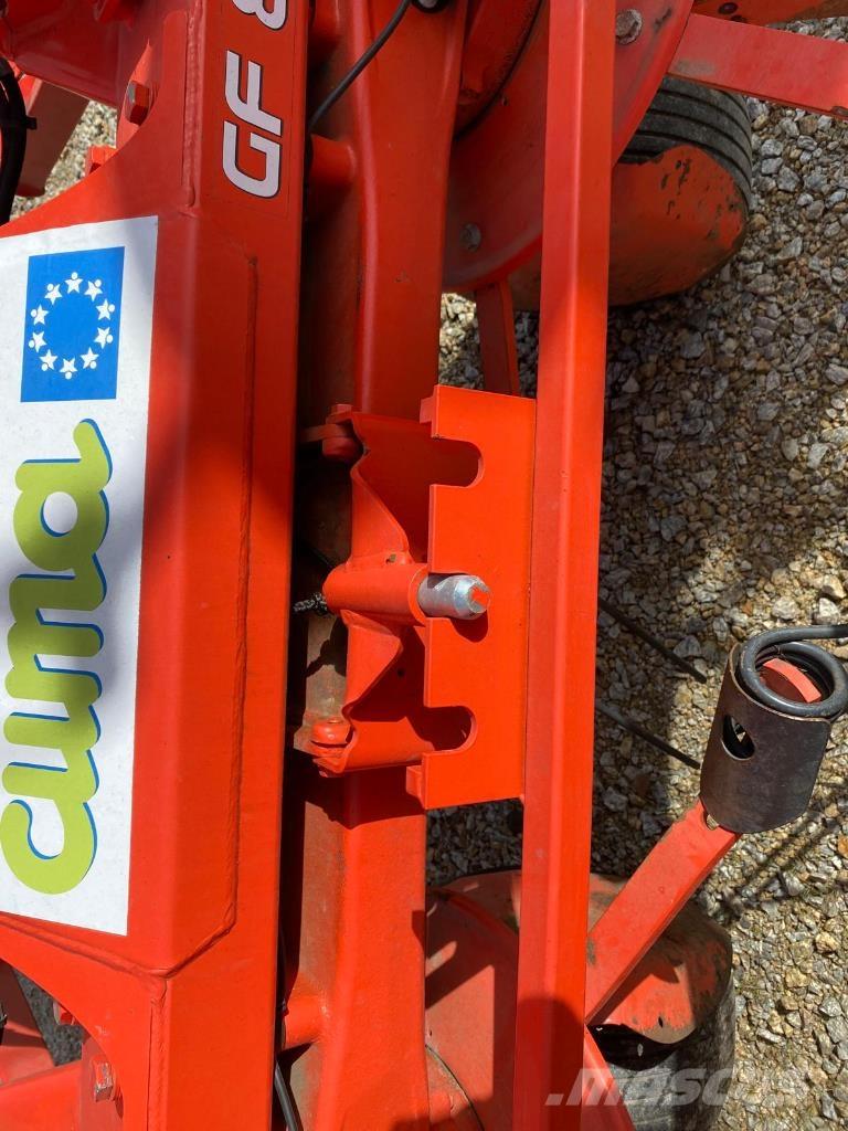 Kuhn GF8702 Obracače a zhrabovače sena