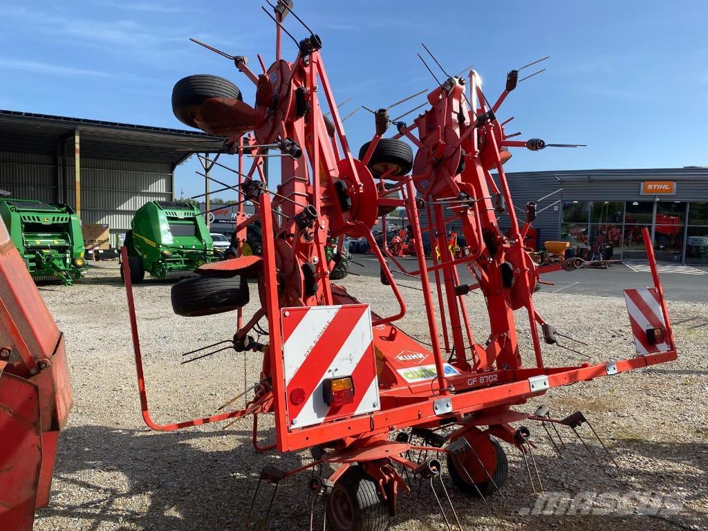Kuhn GF8702 Obracače a zhrabovače sena