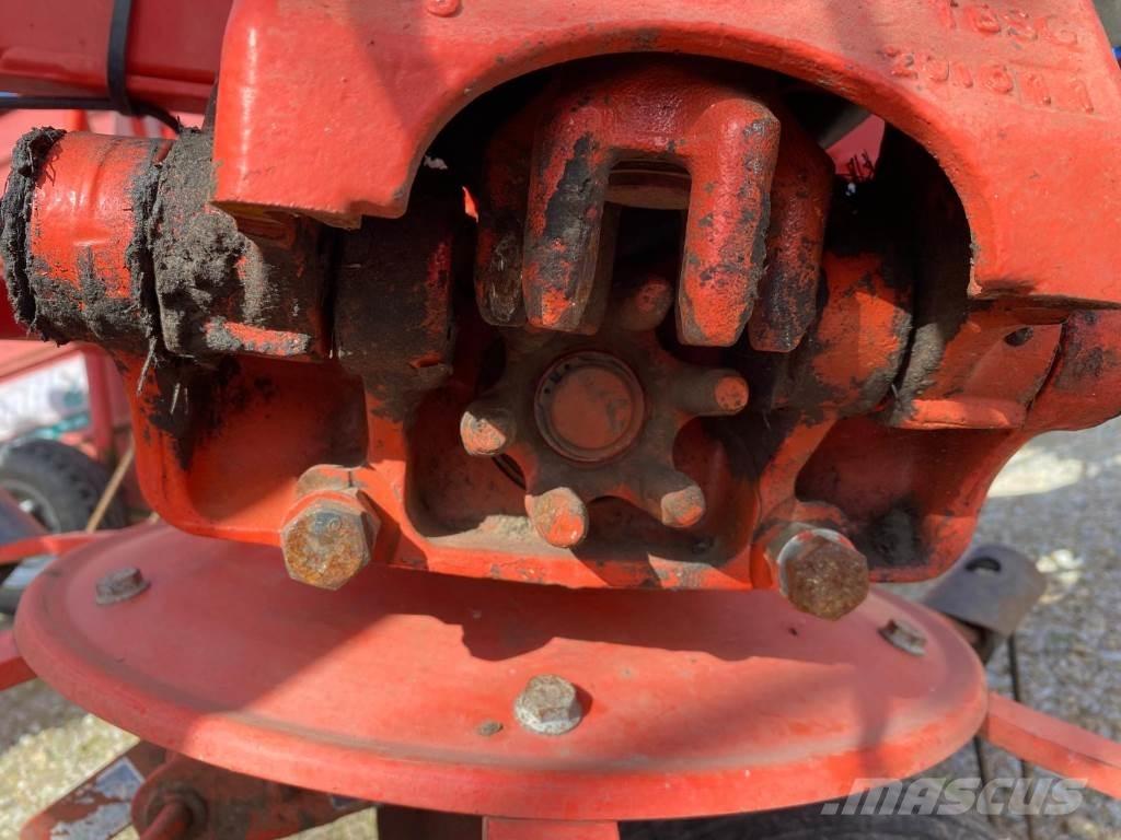 Kuhn GF8702 Obracače a zhrabovače sena