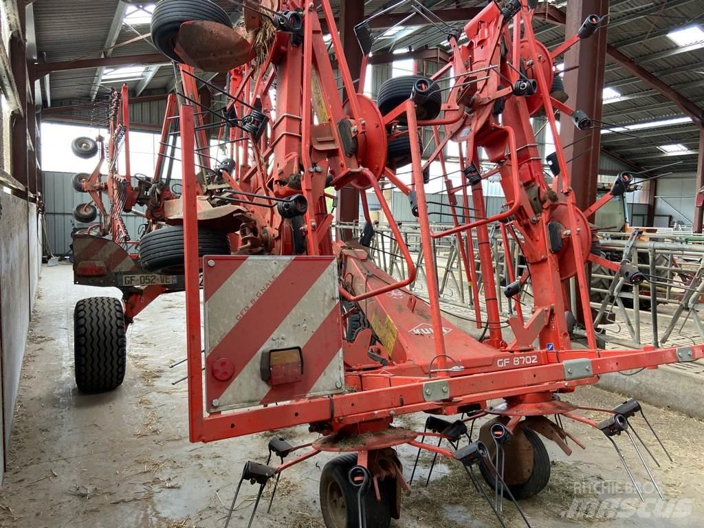 Kuhn GF8702 Obracače a zhrabovače sena