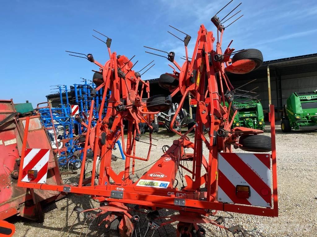 Kuhn GF8702 Obracače a zhrabovače sena