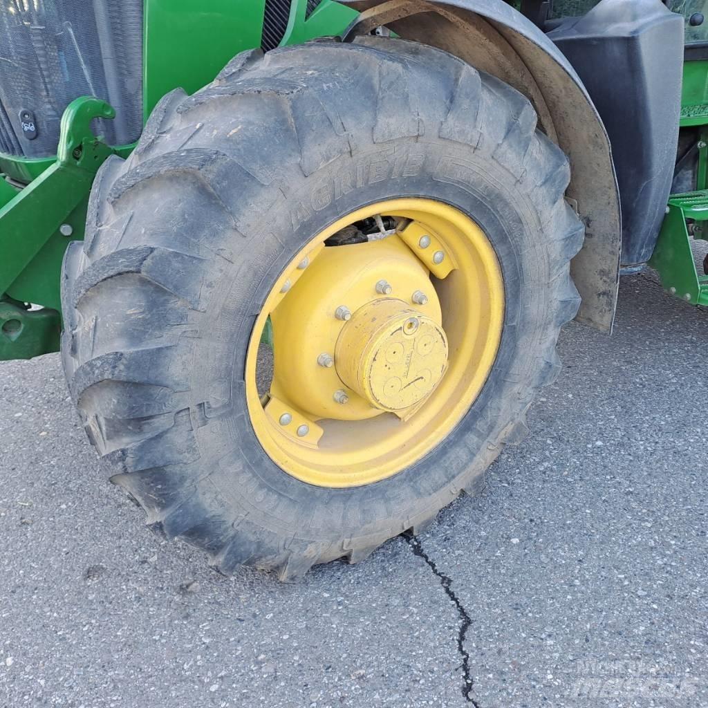John Deere 5125R Traktory