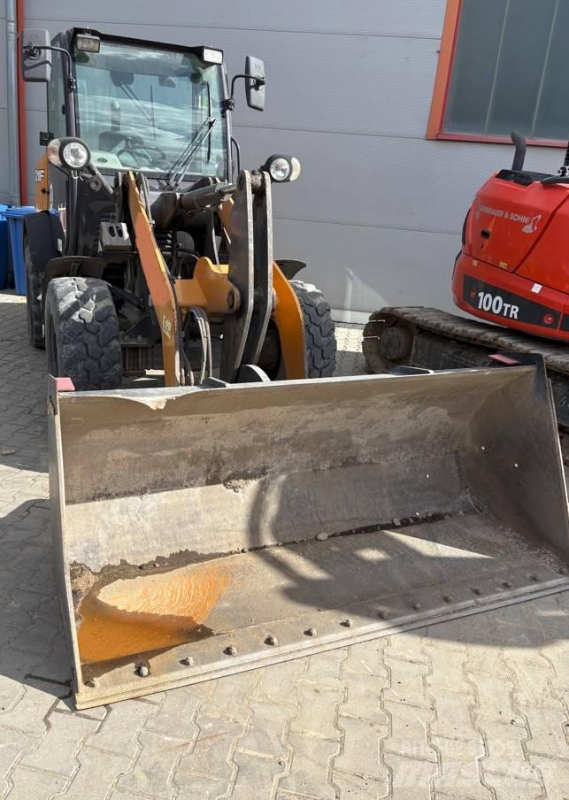 CASE 121F Kolesové nakladače