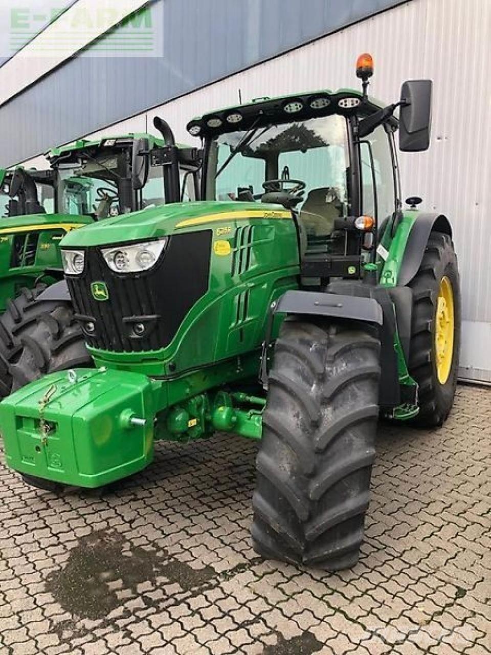 John Deere 6215r Traktory
