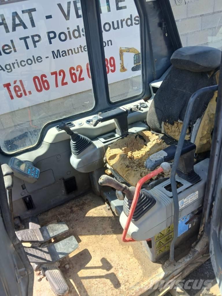 Komatsu PC 210 Kabíny a interiér
