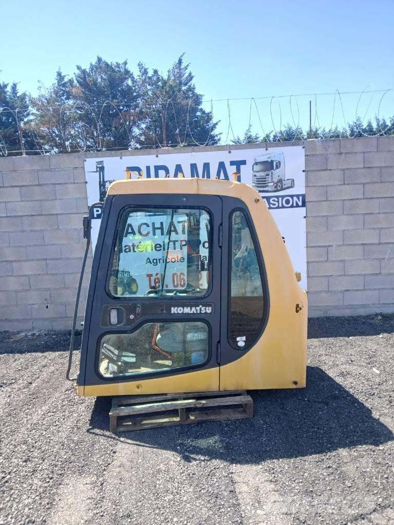 Komatsu PC 210 Kabíny a interiér