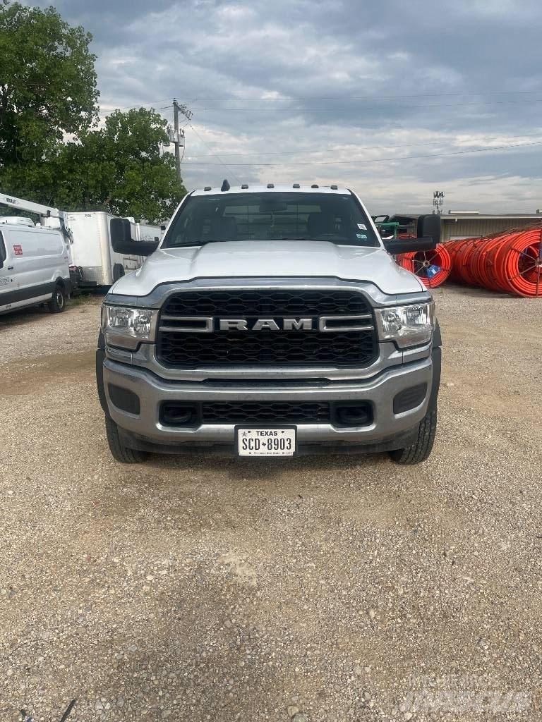 RAM 5500 Plošinové nákladné automobily/nákladné automobily so sklápacími bočnicami