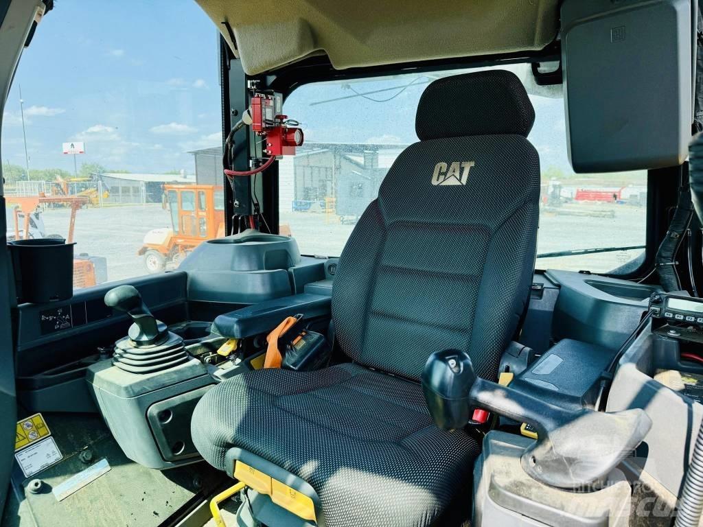 CAT D 7 Pásové dozéry