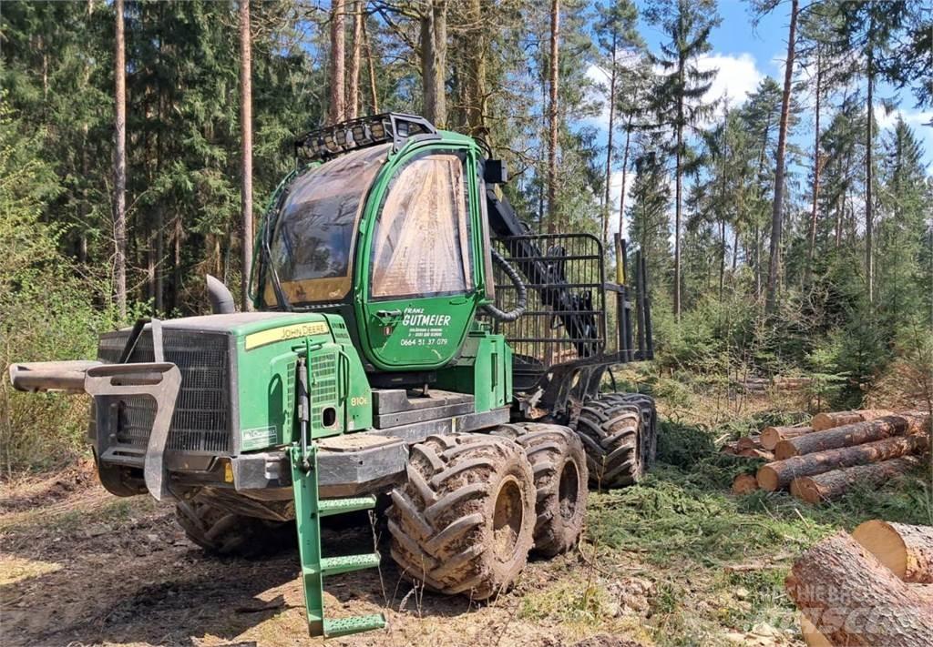 John Deere 810 E Lesné traktory
